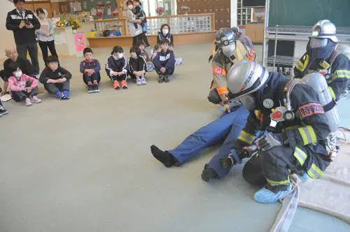 火事や地震、恐ろしさを体験　三戸・斗川小で防災訓練