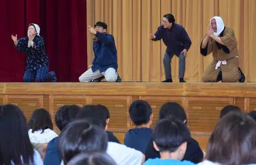 地震や津波に備えを　演劇鑑賞通じ防災意識向上　おいらせ・木内々小児童